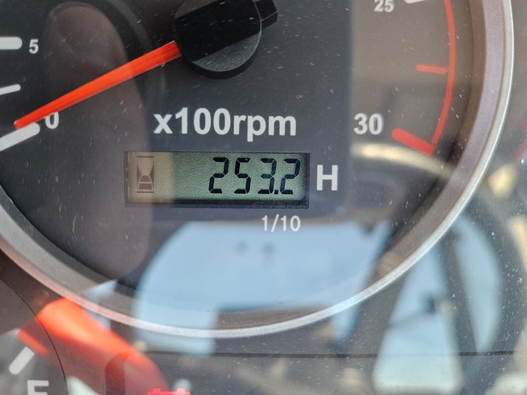 2014-mahindra-mforce-100s-image-20