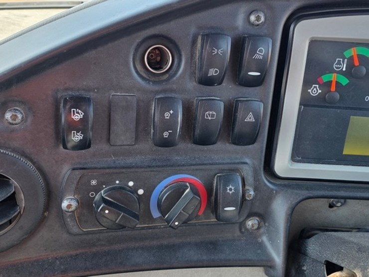 2014-caterpillar-740b-image-78