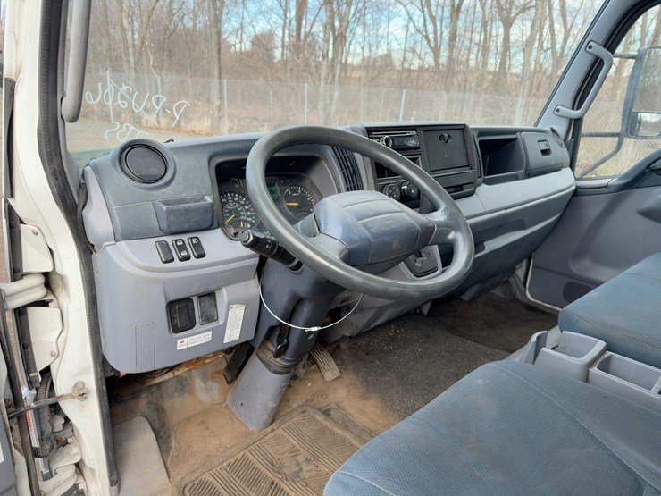 2014-mitsubishi-fuso-fe160-image-18