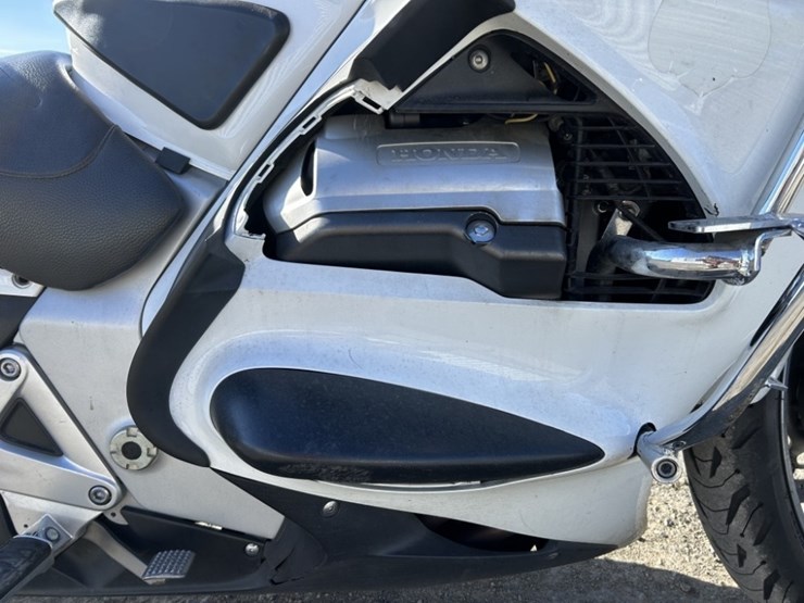 2012-honda-st1300-motorcycle-image-11