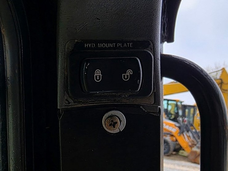 2010-new-holland-c185-image-57