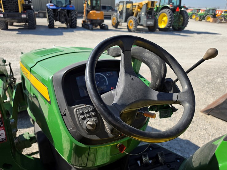 2018-john-deere-4052m-image-13