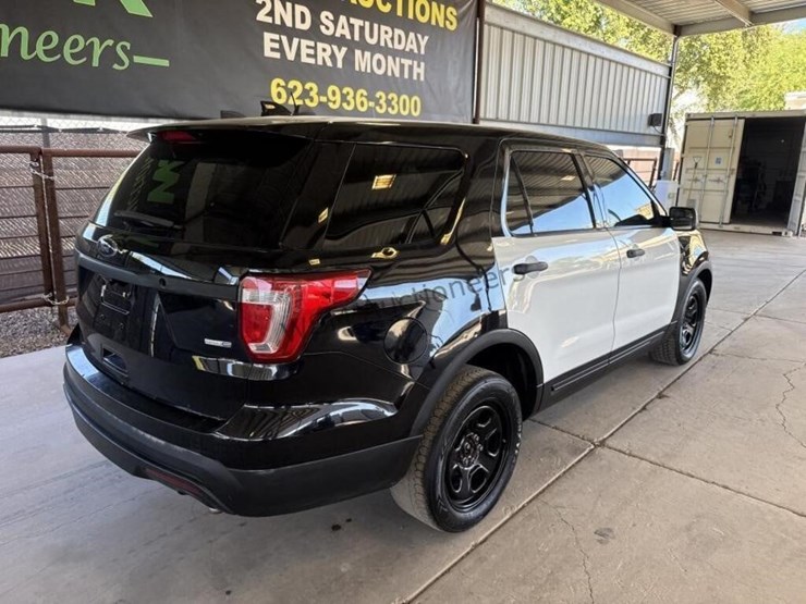 2016-ford-explorer-image-8