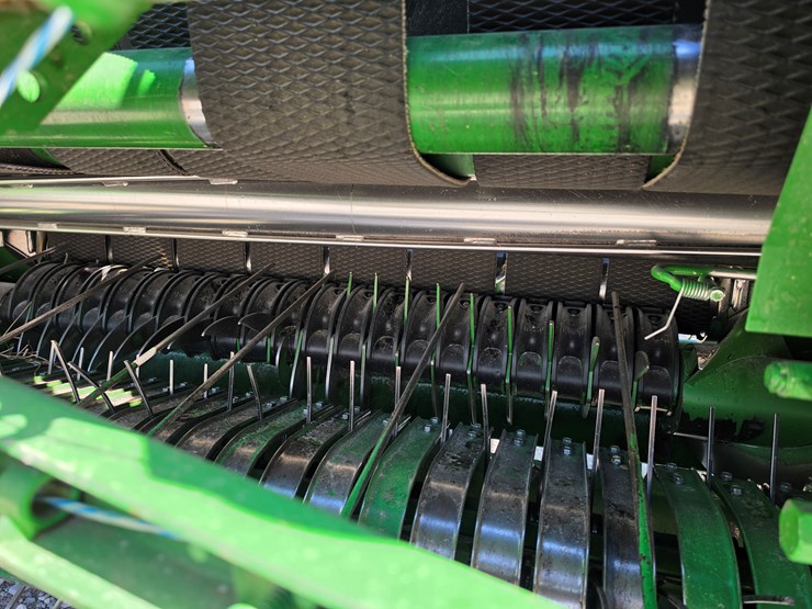 2010-john-deere-568-image-5