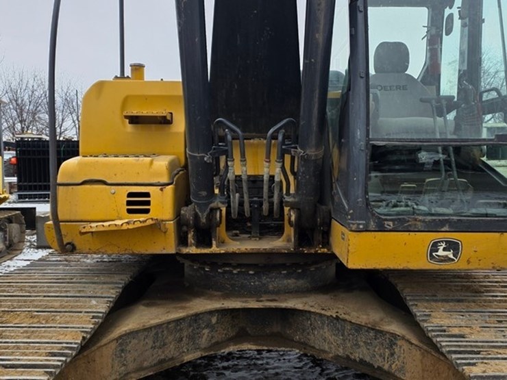 2012-deere-200d-lc-image-48