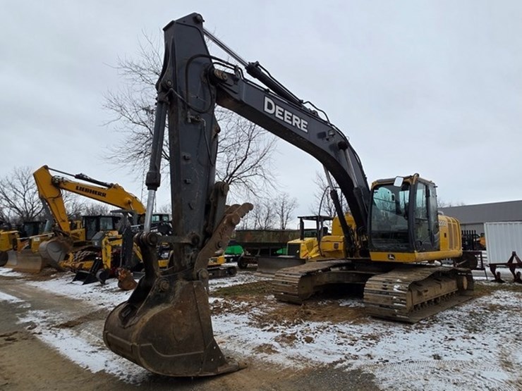 2012-deere-200d-lc-image-1
