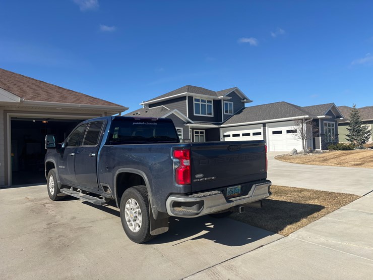 2023-chevrolet-z71-pickup-image-5