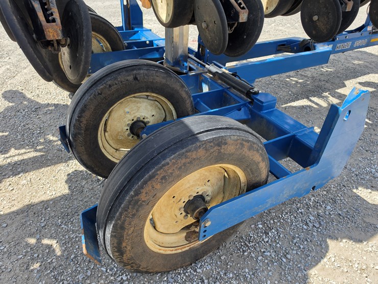 2010-kinze-3500-image-11