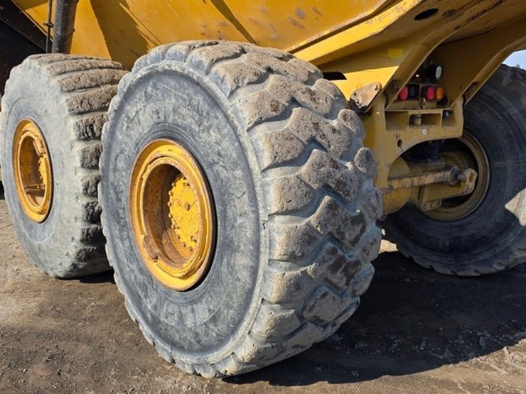 2014-caterpillar-740b-image-28