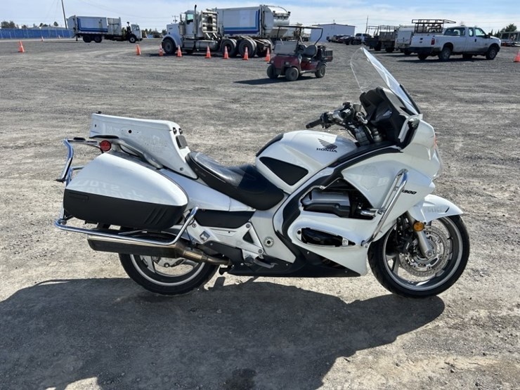 2009-honda-st1300-motorcycle-image-6