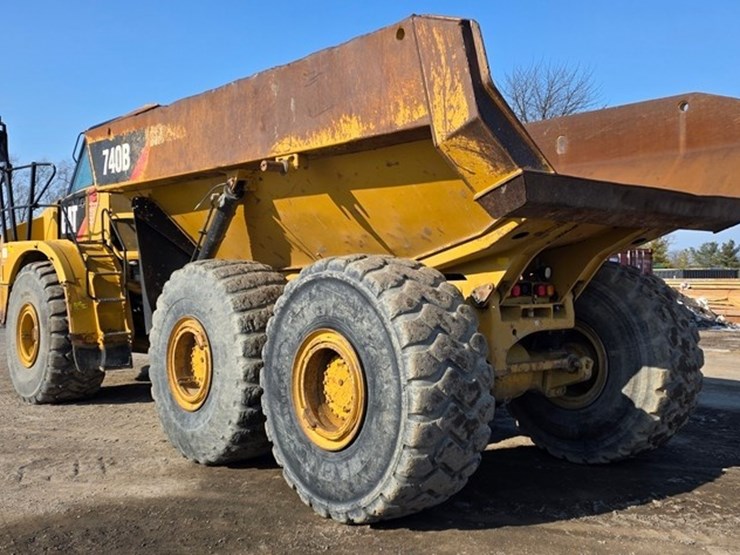 2014-caterpillar-740b-image-4