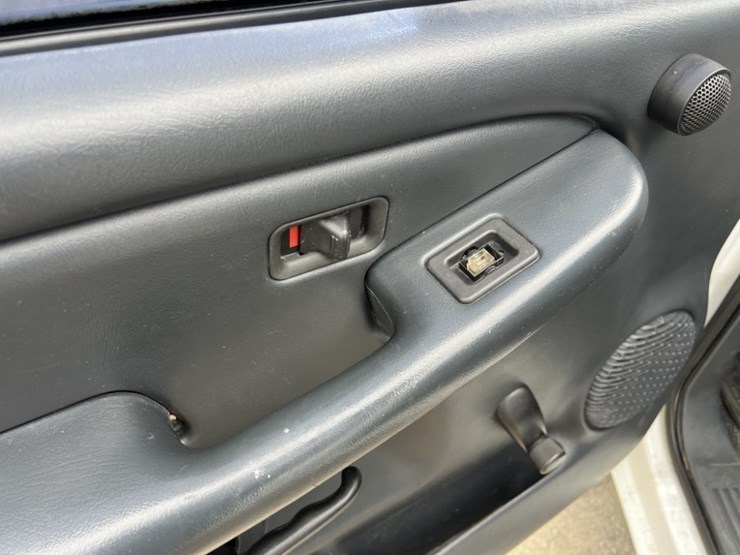 2001-chevrolet-suburban-image-25