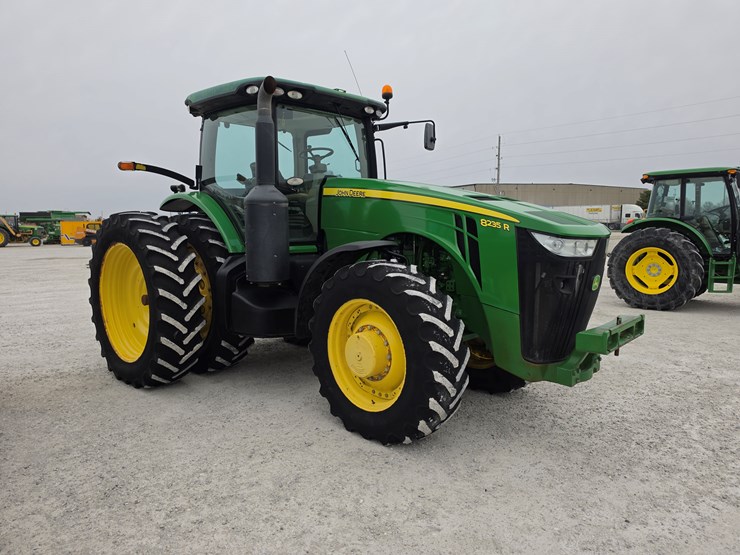 2011-john-deere-8235r-image-21