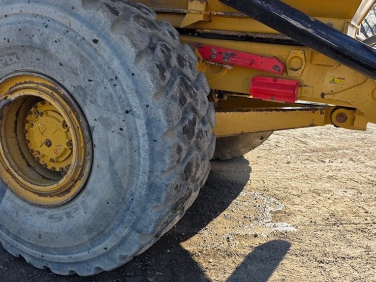 2014-caterpillar-740b-image-41