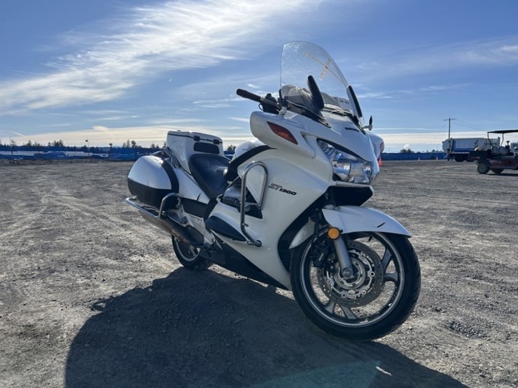 2012-honda-st1300-motorcycle-image-7