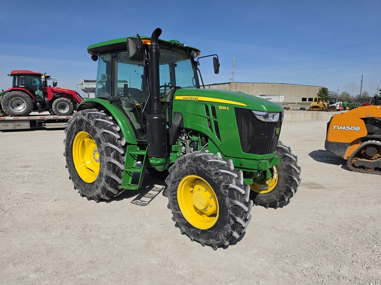 2022-john-deere-6135e-image-1