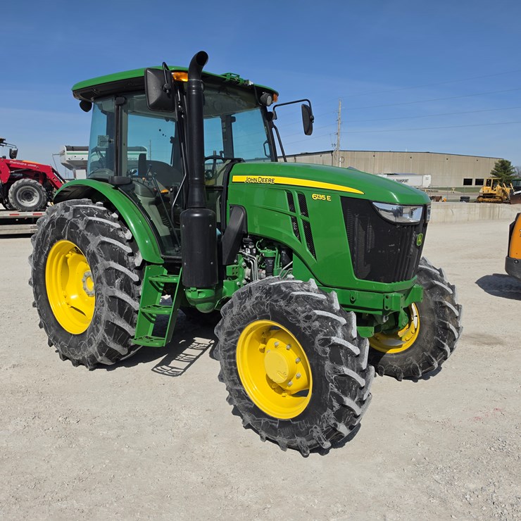 2022 JOHN DEERE 6135E