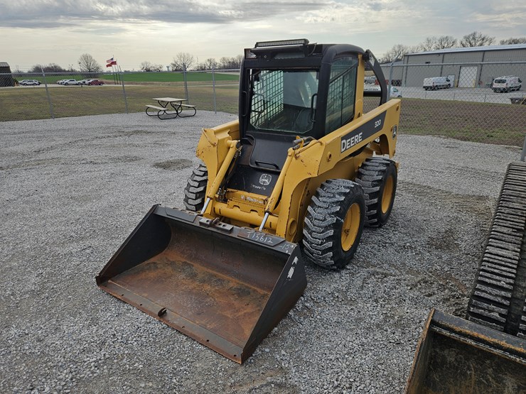 2006-deere-320-image-21