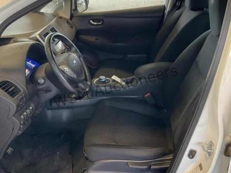 2015-nissan-leaf-s-hatchback-image-22