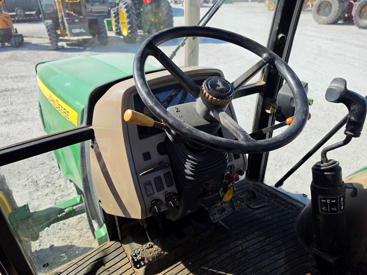 2011-john-deere-6140d-image-9