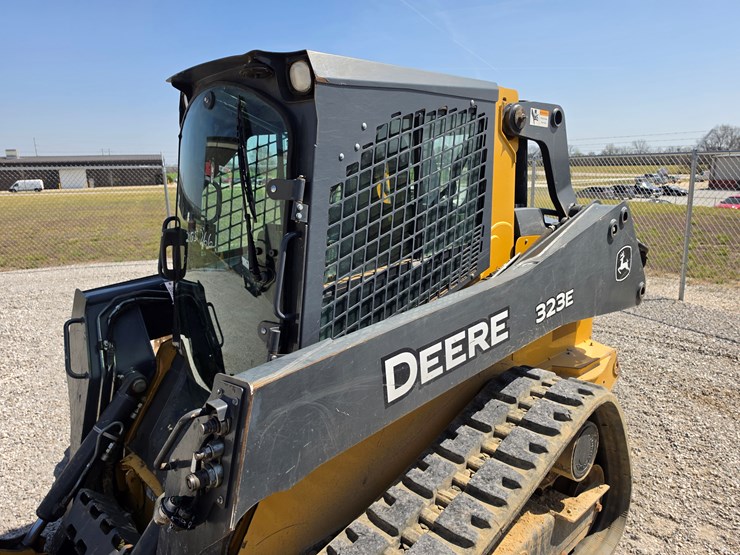 2015-deere-323e-image-13