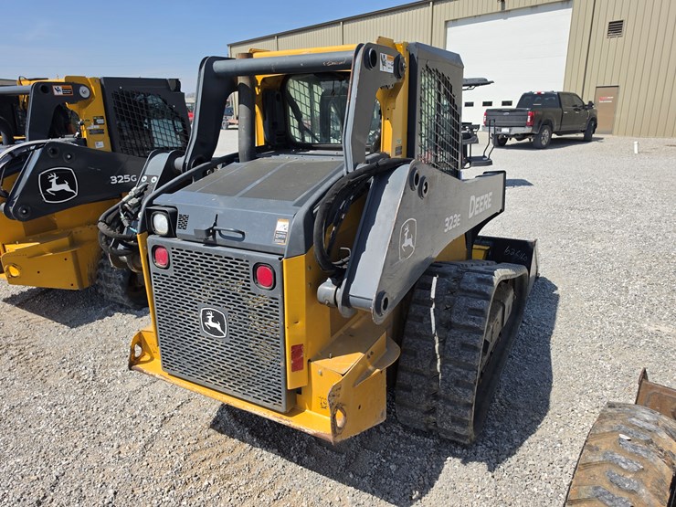 2015-deere-323e-image-19
