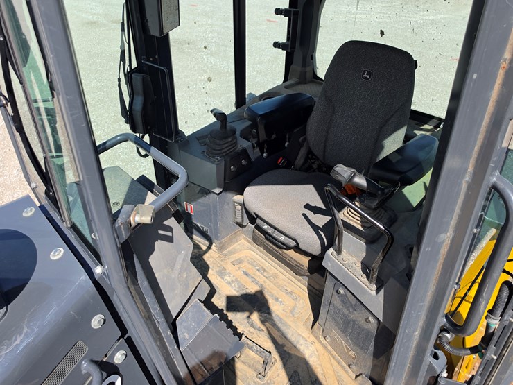 2023-deere-450-lgp-image-9