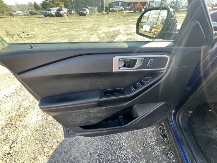 2020-ford-explorer-image-24