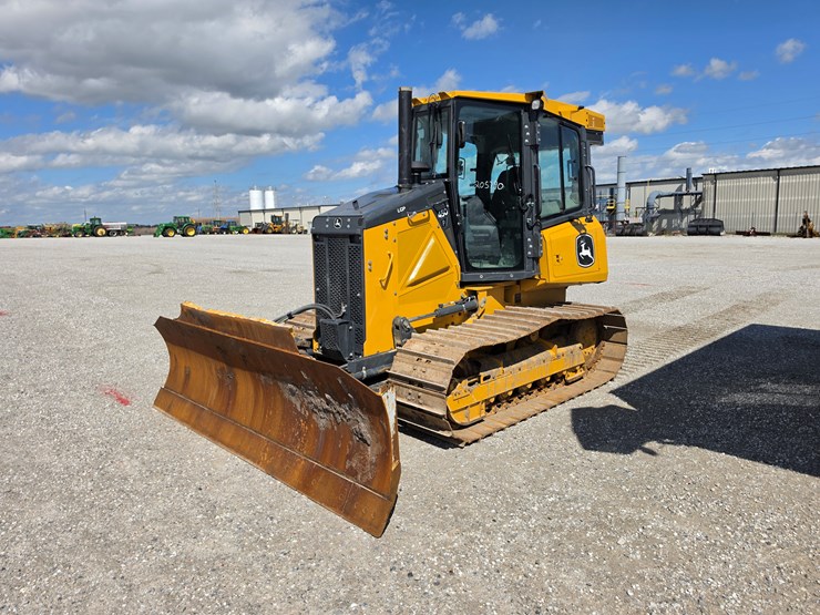 2023-deere-450-lgp-image-1