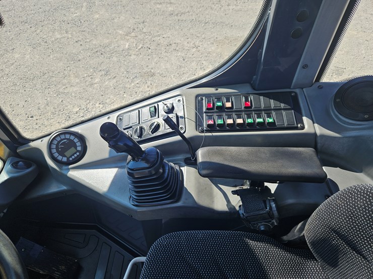 2013-deere-204k-image-15