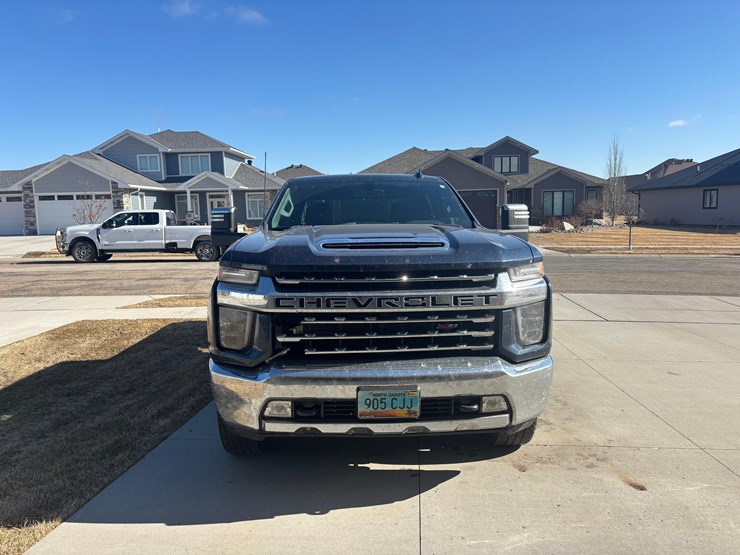 2023-chevrolet-z71-pickup-image-2