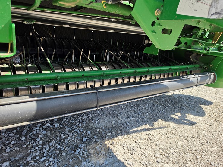 2010-john-deere-568-image-13