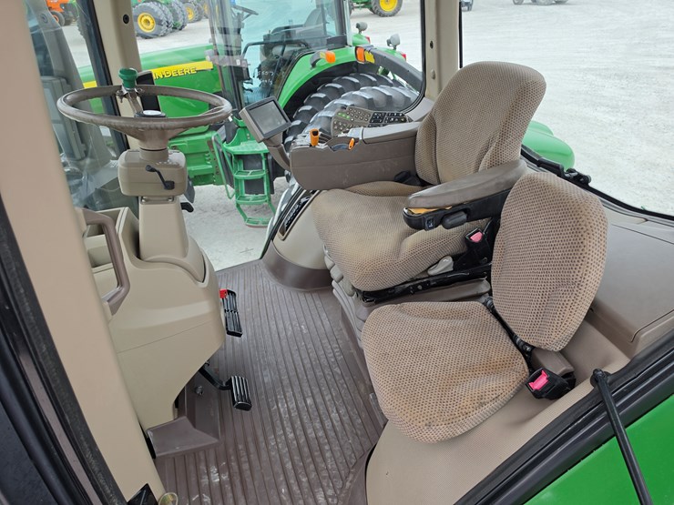 2011-john-deere-8235r-image-6