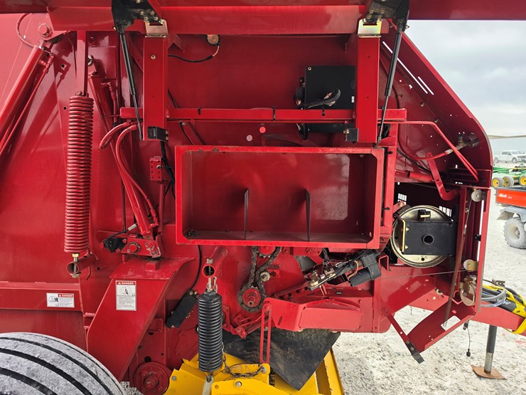 2013-new-holland-br7090-image-12