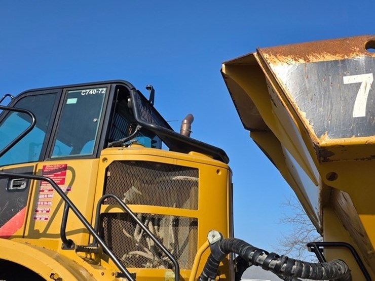 2014-caterpillar-740b-image-16