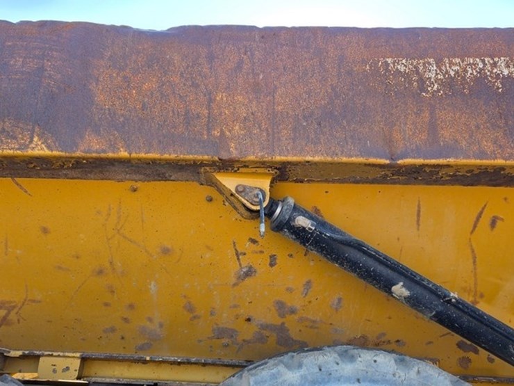 2014-caterpillar-740b-image-40