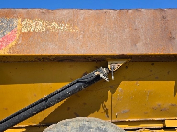 2014-caterpillar-740b-image-24