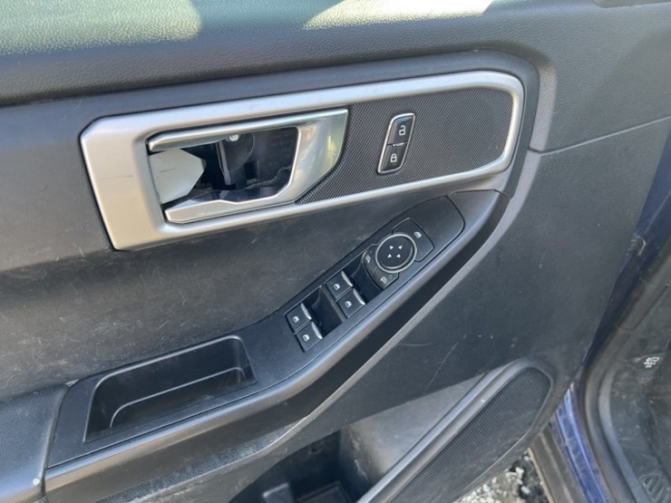 2020-ford-explorer-image-25