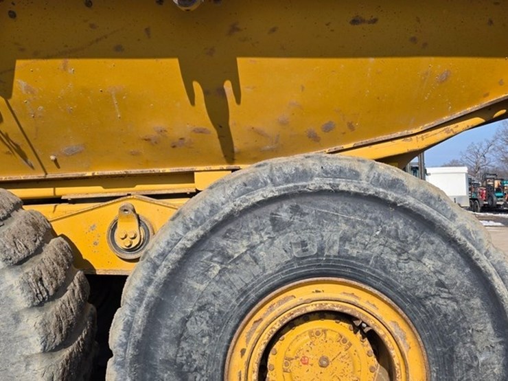 2014-caterpillar-740b-image-26