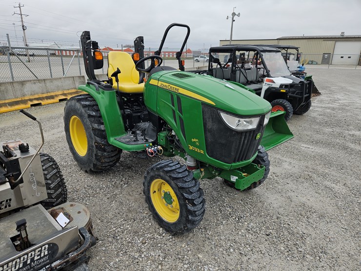 2017-john-deere-3033r-image-17