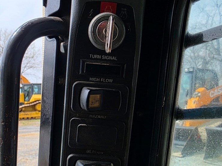 2010-new-holland-c185-image-56