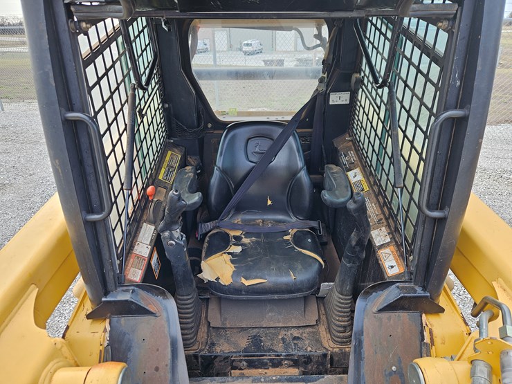 2006-deere-320-image-7