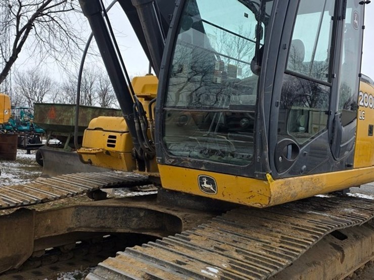 2012-deere-200d-lc-image-44