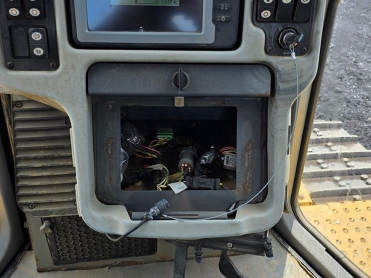 2012-caterpillar-d6t-xl-image-75