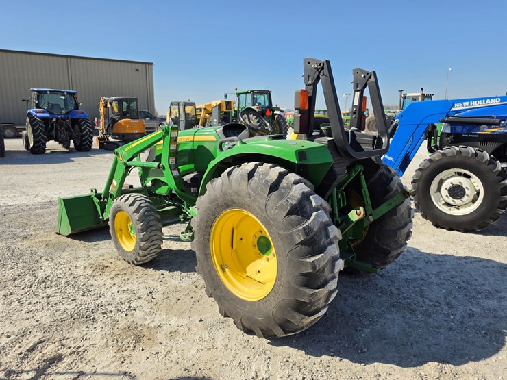 2018-john-deere-4052m-image-15