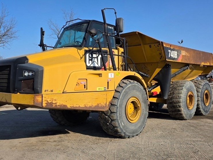 2014-caterpillar-740b-image-1
