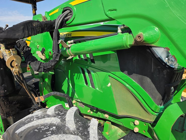 2017-john-deere-6110m-image-8