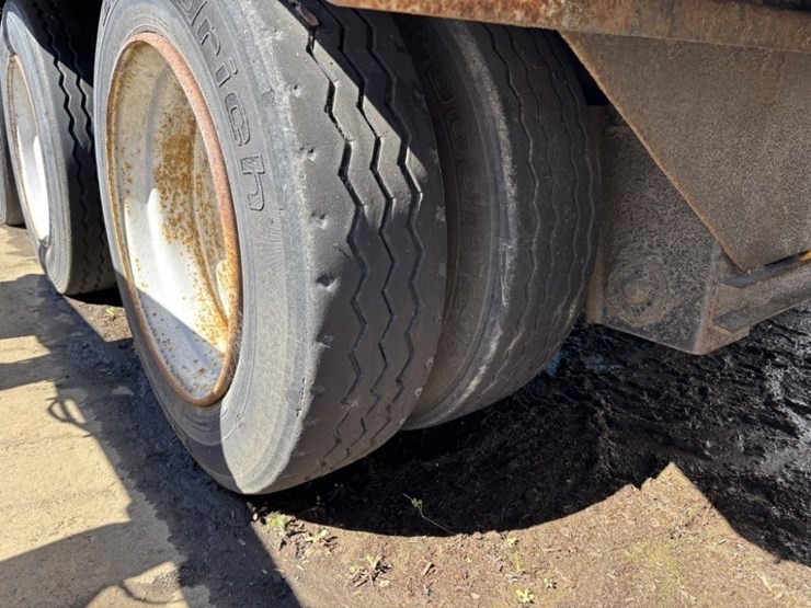 1991-columbia-tri-axle-possum-belly-chip-trailer-image-14