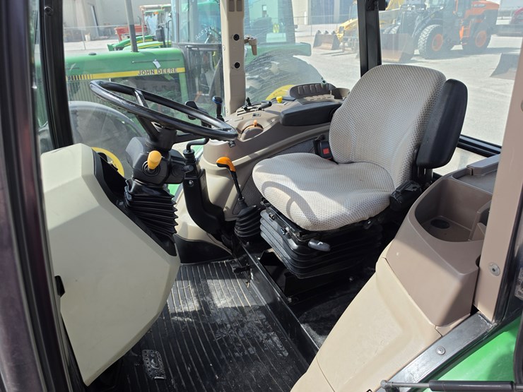 2016-john-deere-5100e-image-13
