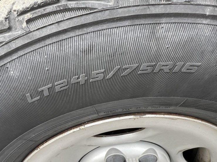 2001-chevrolet-suburban-image-15